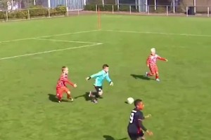 你见过门将一条龙破门的吗，小朋友趁年轻改位置吧