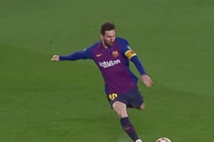 恐怖如斯！当梅西不看球门就完成进球时......