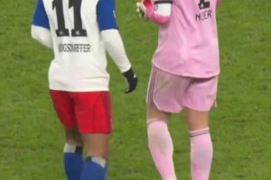 偶尔秀一下！诺伊尔：就问你帅不帅就完了！