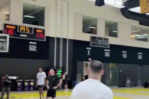 小里和卢卡的半场投篮掰头~好像是无穷无尽了