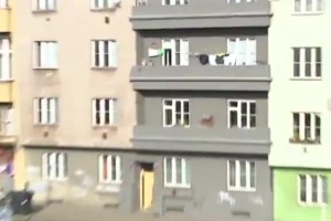 捷甲赛场奇葩一幕：门将大脚解围，将球踢进居民楼