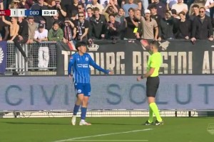 怒斥！王博豪染黄后球迷狂竖中指+拉眼角歧视，王博豪无奈叉腰