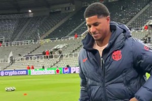 对阵纽卡赛前，拉什福德与韦恩·鲁尼握手致意❤️