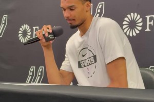 文班亚马谈阿德巴约83分：联盟里有很多值得学习和效仿的对象