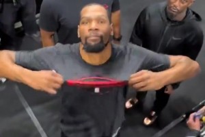 小帅主打一个真实和球迷互比鄙视手势~但勇士球衣&证件照签