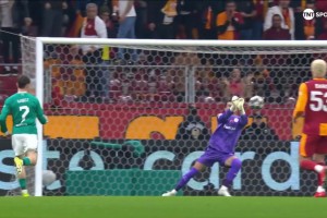 再失良机！麦卡利斯特送妙传！维尔茨无人盯防射门太正！