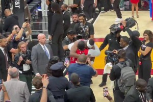 狂轰83分超越科比！阿德巴约赛后与妈妈在场边拥抱庆祝！