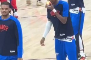 球迷晒SGA滑稽热身吃苹果：你能想象这是MVP嘛？