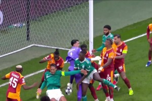 扳平无效！利物浦角球开出门前混战破门！科纳特手球进球取消！