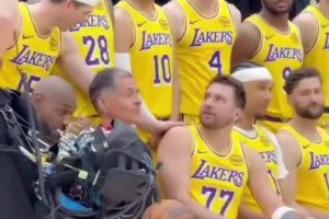 你俩是真的腻歪啊！湖人大合照，东契奇&里夫斯仍打打闹闹