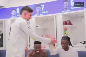 天神下凡！更衣室里皇马队友鼓掌致敬戴帽的巴尔韦德