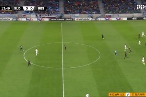 想到他了吗？名场面：卡里乌斯撞翻自家后卫送对手空门！