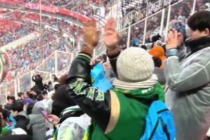 踢出了内容！实拍国安赛后谢场：国安远征军为球队送上掌声