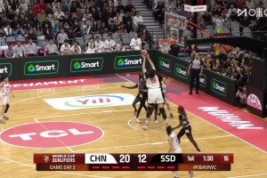 队友都不看框了！张子宇在篮下遭遇对手多人包夹仍旧把球打进！