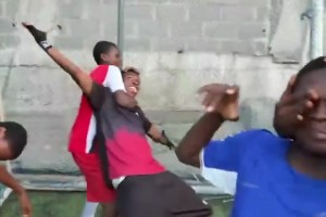 绷不住了！国外博主夸张模仿阿森纳角球战术