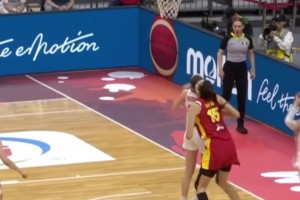 这记配合真帅啊！杨舒予吸引防守送妙传，助飞韩旭空接上篮！