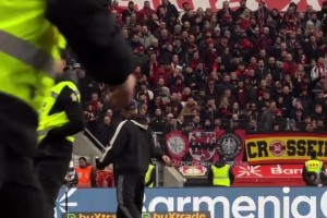 宝贵的1分！赛后鼓励队员的孔帕尼！