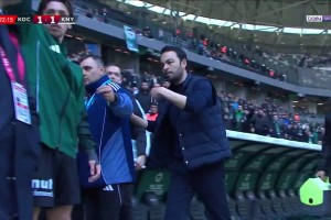 不和你们玩了！土超补时被判点球，主帅命令替补席人员回更衣室