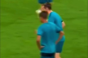 恐怖的阵容！世界名画：皇马C罗射门时的众生相！