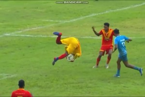 这是在踢球还是演杂技？门将禁区内大玩空翻，解说都看傻了！