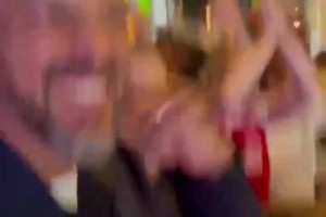 沃尔科特在澳大利亚与当地枪手球迷一起庆祝道曼的进球