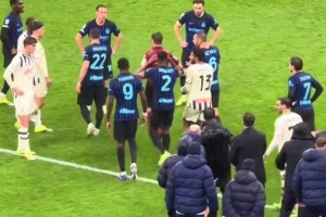 争议！实拍：裁判组无视蓝黑将帅抗议，终判定进球有效+罚下齐沃