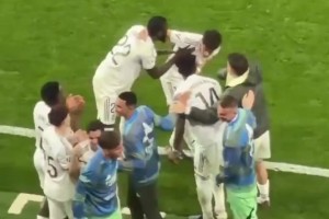 替补席所有人都在庆祝居勒尔进球，阿韦洛亚也送上拥抱！