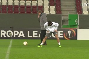 童心未泯！名场面：克洛普和菲尔米诺的小瞬间！