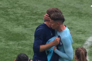 穆勒和J罗互换球衣！昔日拜仁队友大联盟重逢，二娃还是那个调皮