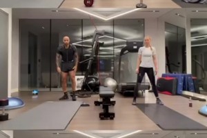 48岁亨利状态惊人！健身房硬核锻炼动作展示，荷尔蒙爆炸~