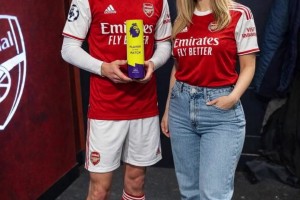 假消息！外网道曼“高颜值妈妈”引热议，事实并不是道曼母亲