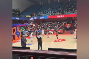 克里斯社媒感谢克雷桑到场支持，瓦科晒观赛合影