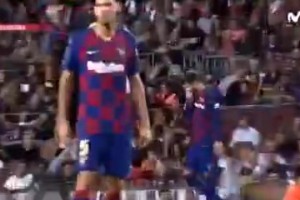 错失良机！名场面：皮克发现了地上的蝴蝶，可惜蝴蝶并不领情！