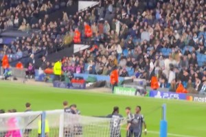 曼城球迷质问维尼修斯：“你的金球奖呢？” 