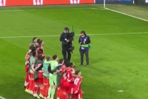 赛后拜仁球迷们高唱：马德里，马德里，我们狠狠羞辱了马德里