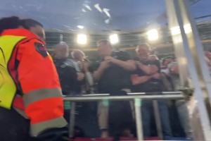 欢声笑语和曲调悲怆！巴萨狂胜纽卡，现场两边球迷的状态！