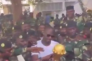 看谁敢拿！奥莱报：塞内加尔拒绝归还非洲杯，奖杯被送进军事基地