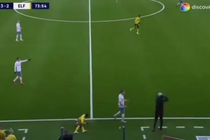 这么随便吗？主教练掷界外球，所有人当无事一样继续踢球