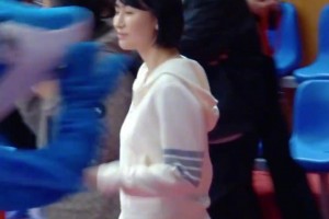 下半场没有出现在场地的伍总，最后几分钟直接站着看完...