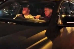 一位巴塞罗那球迷请求与费尔明合影，但他完全无视了他