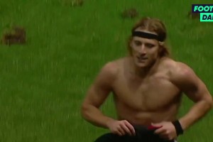 迭戈·弗兰脱衣庆祝的尴尬名场面！庆祝完衣服竟然穿不上了