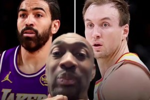 完美融入！肯纳德刚来湖人时，立马参加了老詹的赛前搞笑仪式