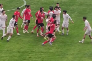 还踢啥球了！南通队v海港热身赛场面火爆激烈，堪比角斗场