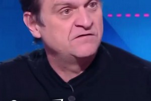 队报记者：C罗主动替补葡萄牙才能拿世界杯，他在场是10打11