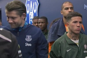 在想什么呢？在与埃弗顿赛前，恩佐表情凝重若有所思