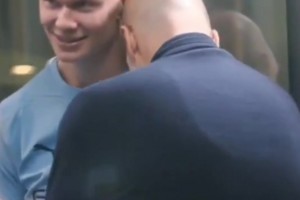 暧昧！哈兰德和瓜帅聊了啥，表情很是娇羞