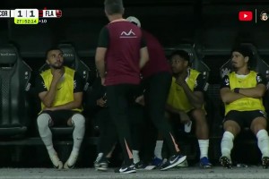 德佩替补席玩手机被当场抓包！这表情像极了上课玩手机被发现的我