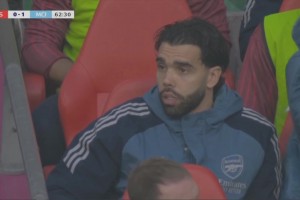 凯帕失误致丢球！镜头意味深长的给到场边的阿尔特塔和拉亚！