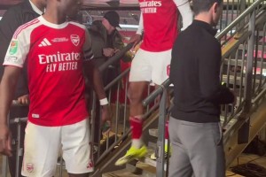 通向四冠第一关就倒了！阿森纳0-2曼城冠军荒延续，球员神情落寞