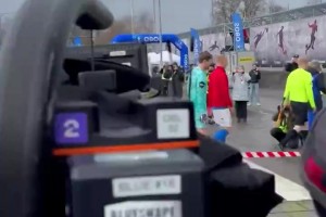 由于更衣室在体育场对面，球员必须穿过马路才能进入球场